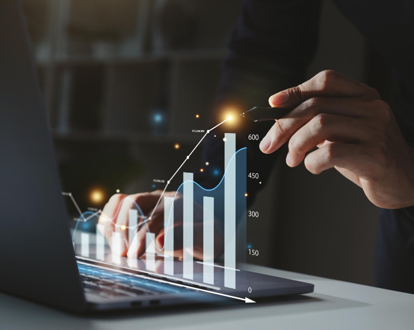businessman-using-computer-with-graph-growth-analysis-virtual-screen-1